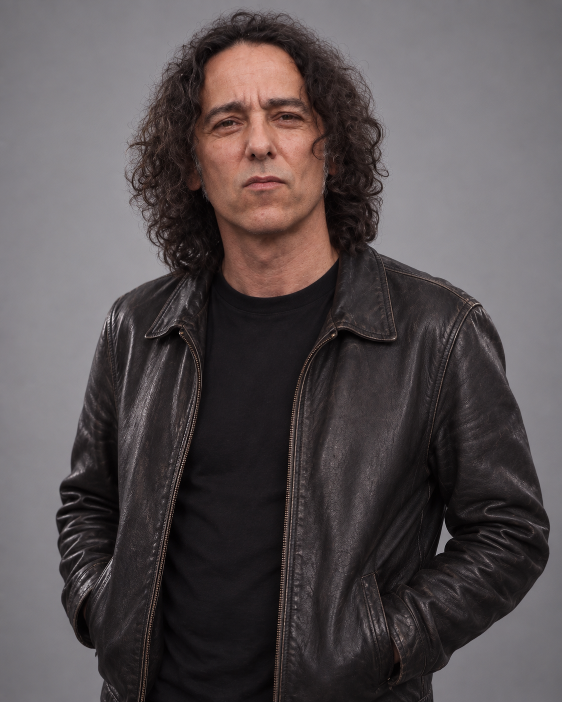 Retrato de Javier Calamaro con chaqueta de cuero negra y manos en los bolsillos