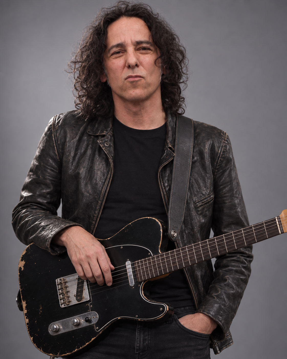 Javier Calamaro con chaqueta de cuero negra y guitarra