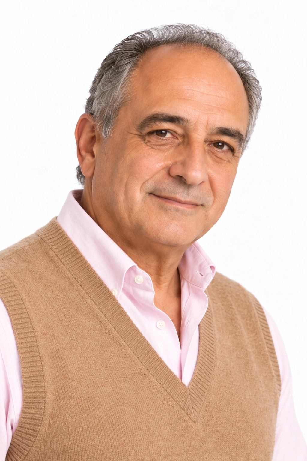 Ernesto · Retrato, modelo virtual da DELFI em estúdio com fundo branco