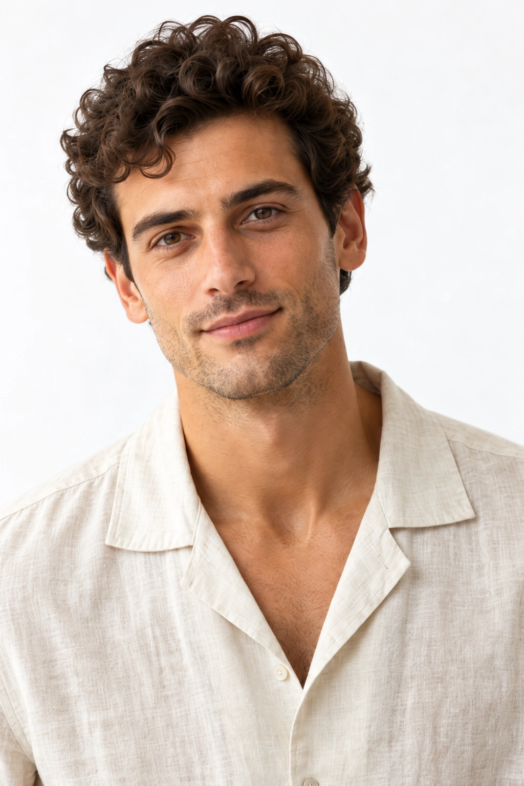 Joaquín · Retrato, modelo virtual da DELFI em estúdio com fundo branco