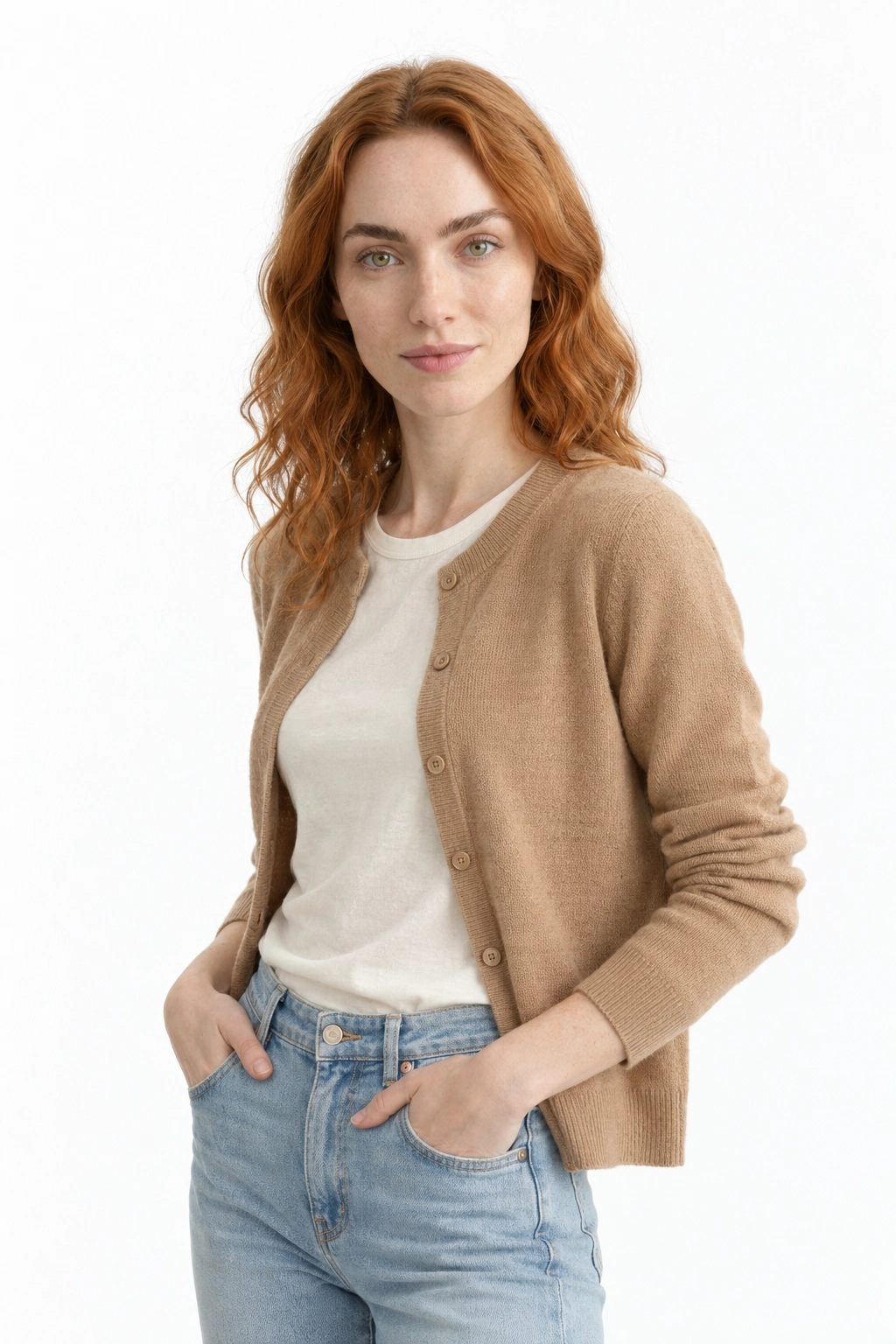 Emma · Atitude, modelo virtual da DELFI em estúdio com fundo branco