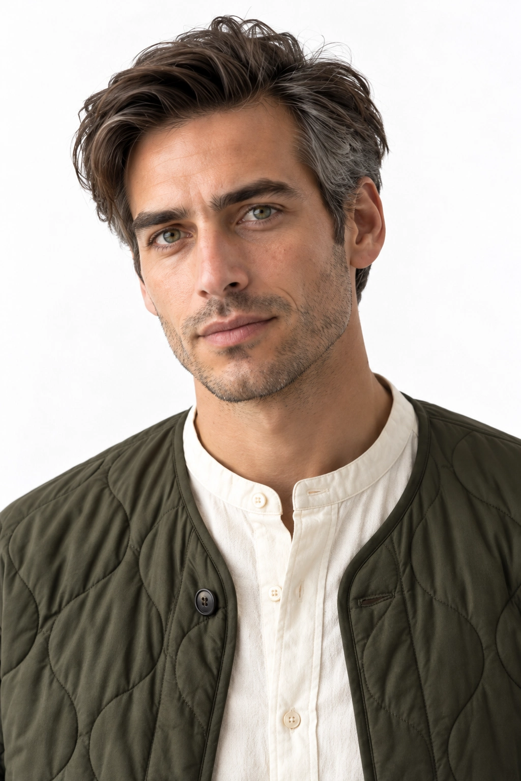 Facundo · Retrato, modelo virtual da DELFI em estúdio com fundo branco