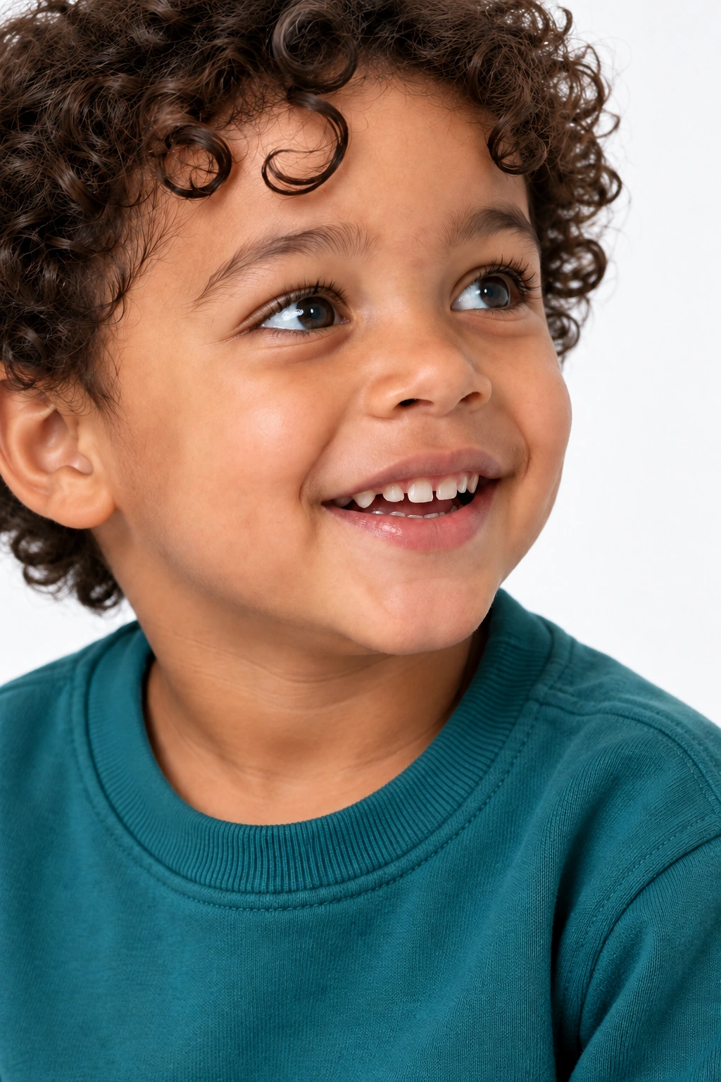 Benicio · Retrato, modelo virtual da DELFI em estúdio com fundo branco