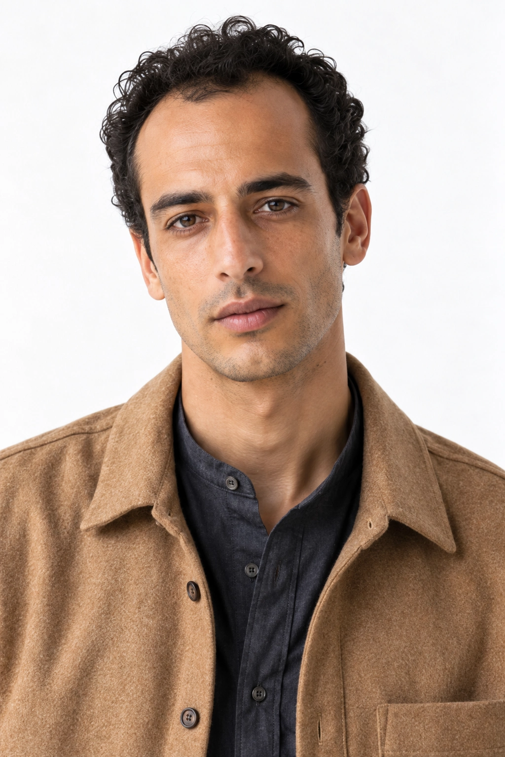 Ismael · Retrato, modelo virtual da DELFI em estúdio com fundo branco