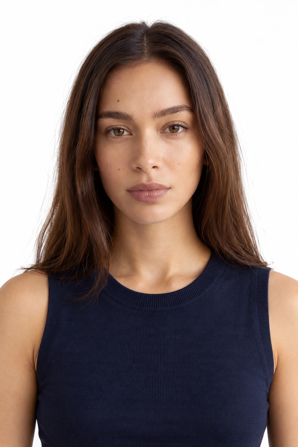 Lucía · Retrato, modelo virtual da DELFI em estúdio com fundo branco