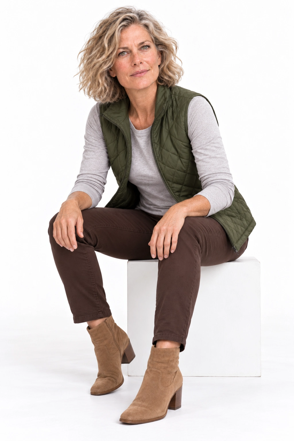 Greta · Atitude, modelo virtual da DELFI em estúdio com fundo branco