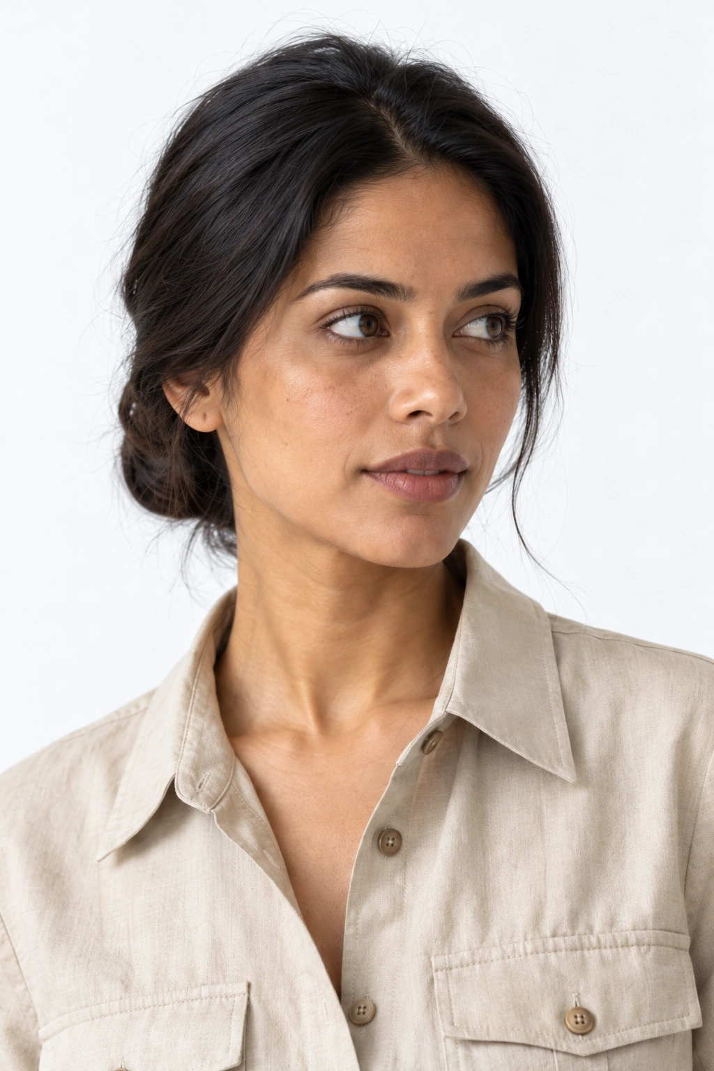 Soraya · Retrato, modelo virtual da DELFI em estúdio com fundo branco