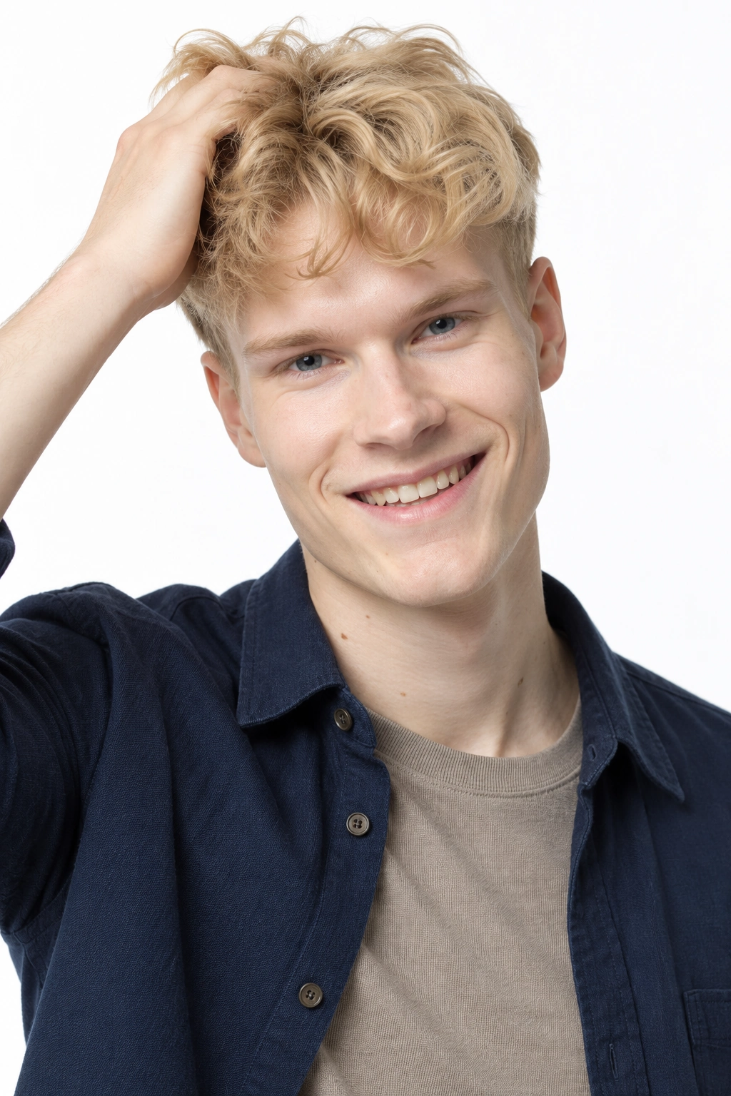 Lucas · Retrato, modelo virtual da DELFI em estúdio com fundo branco