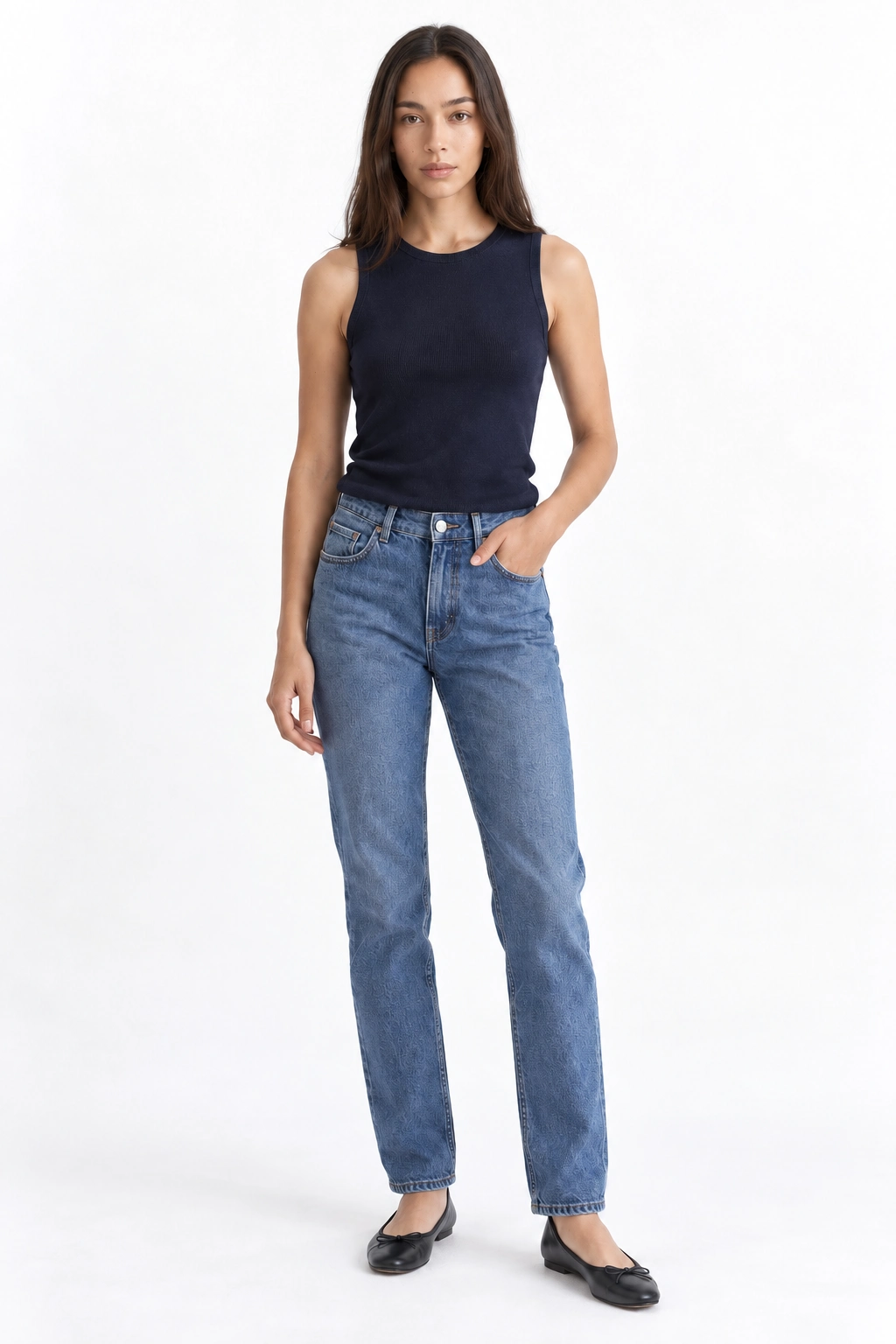 Lucía · Silhueta, modelo virtual da DELFI em estúdio com fundo branco