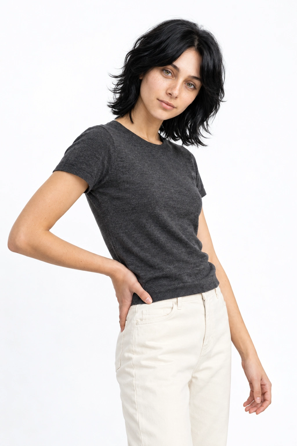 Sabrina · Atitude, modelo virtual da DELFI em estúdio com fundo branco