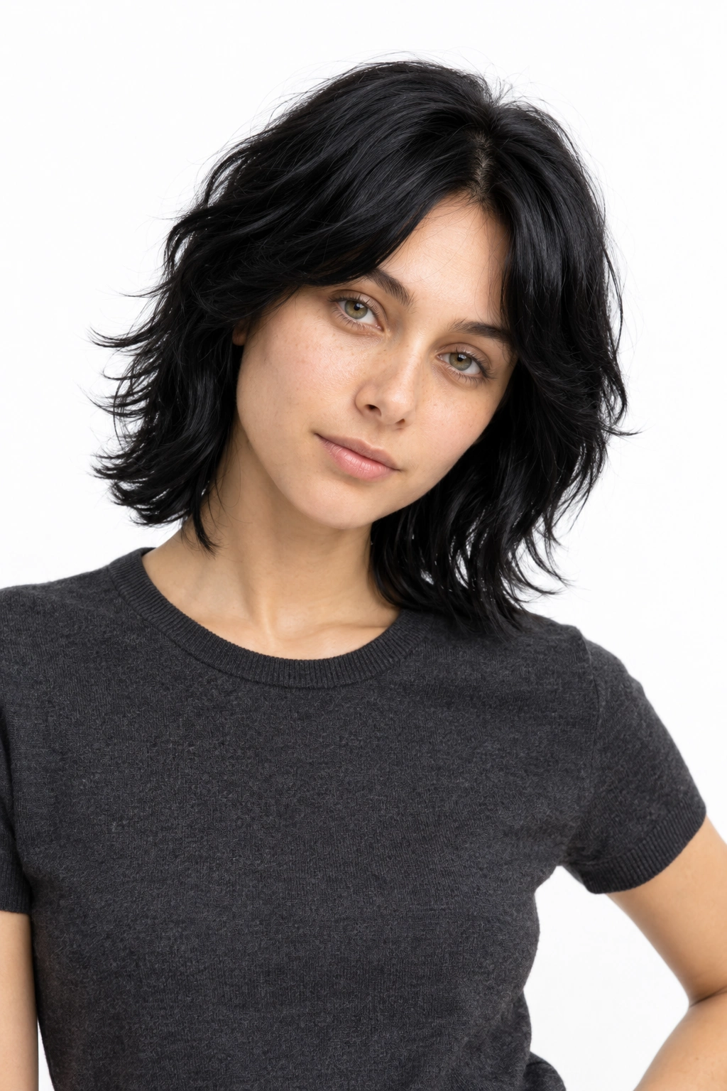 Sabrina · Retrato, modelo virtual da DELFI em estúdio com fundo branco