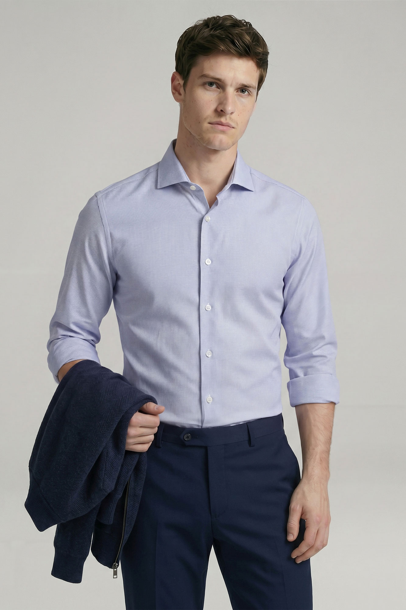 Martín con camisa de vestir celeste y pantalón azul, referencia de colección Devré