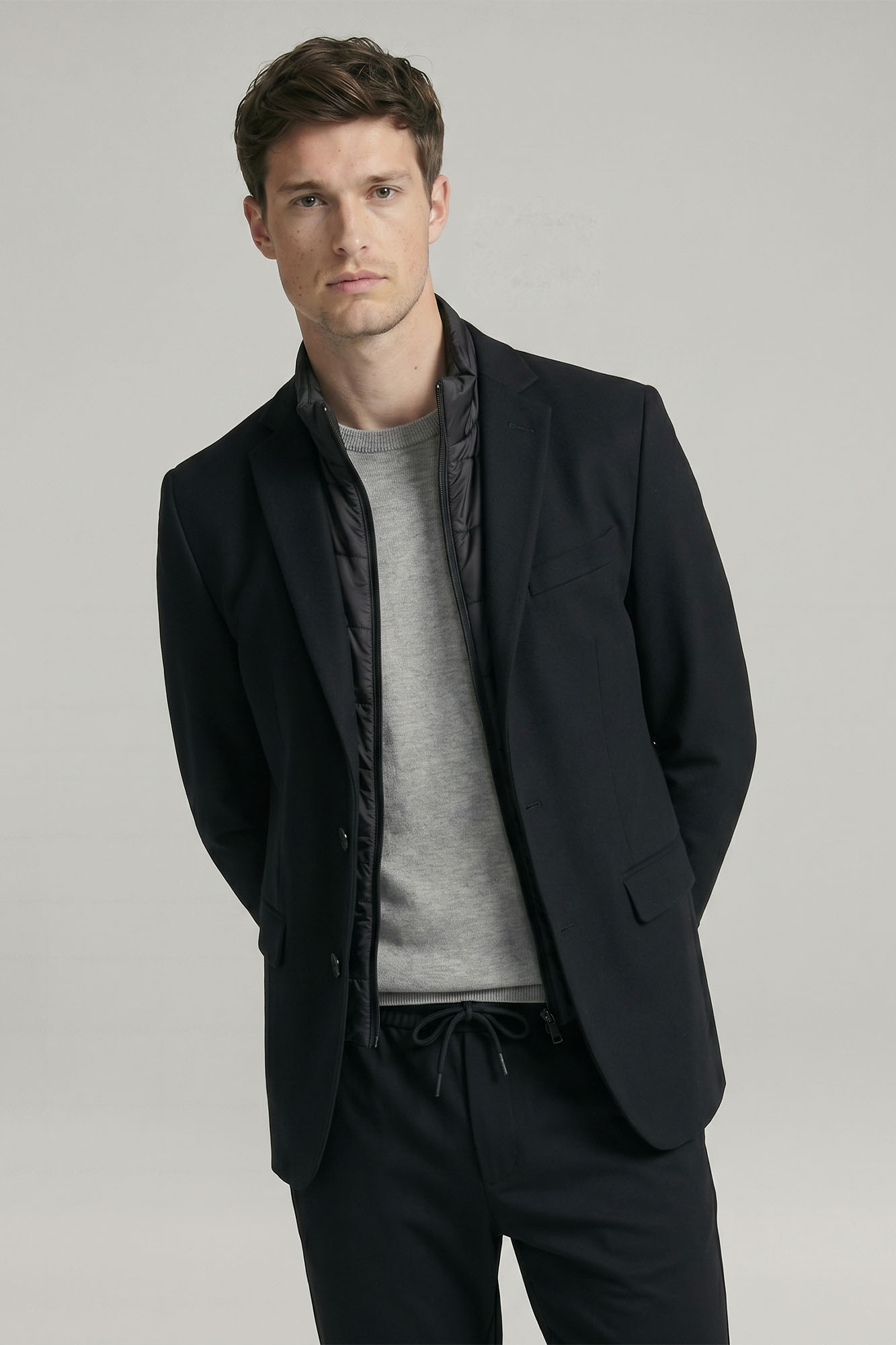 Martín con saco negro y tejido gris, referencia de colección Devré