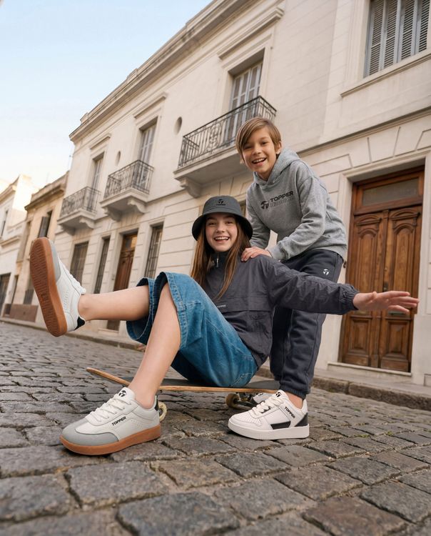 Topper: kidswear catalog photo 2 with AI virtual models, produced by DELFI